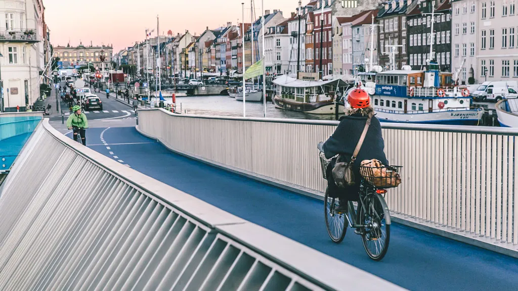 Inderhavnsbroen med cykler og Nyhavn i baggrunden. 