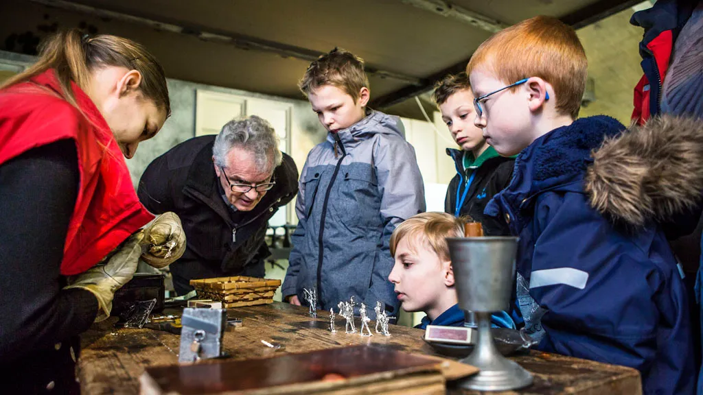 Støbning af tinsoldater på Danmarks Tekniske Museum