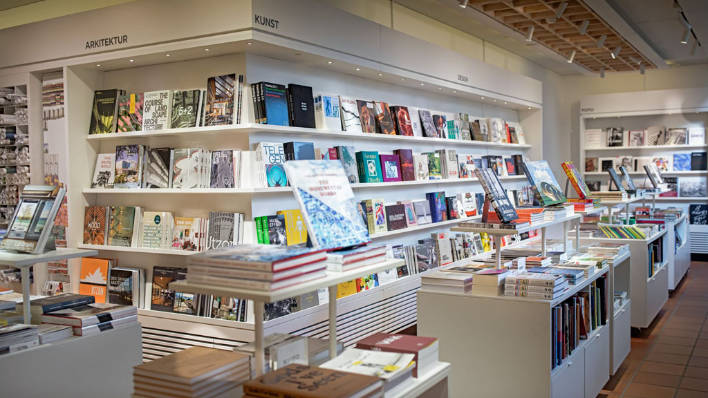 Louisiana Butik - To etager med bøger, plakater og dansk design