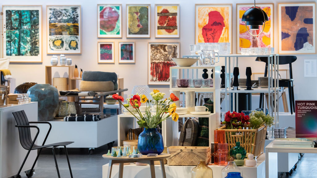 Louisiana Butik - To etager med bøger, plakater og dansk design