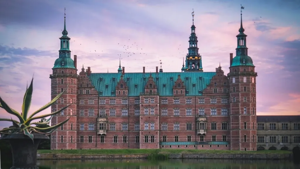 Frederiksborg slot med rosa himmel