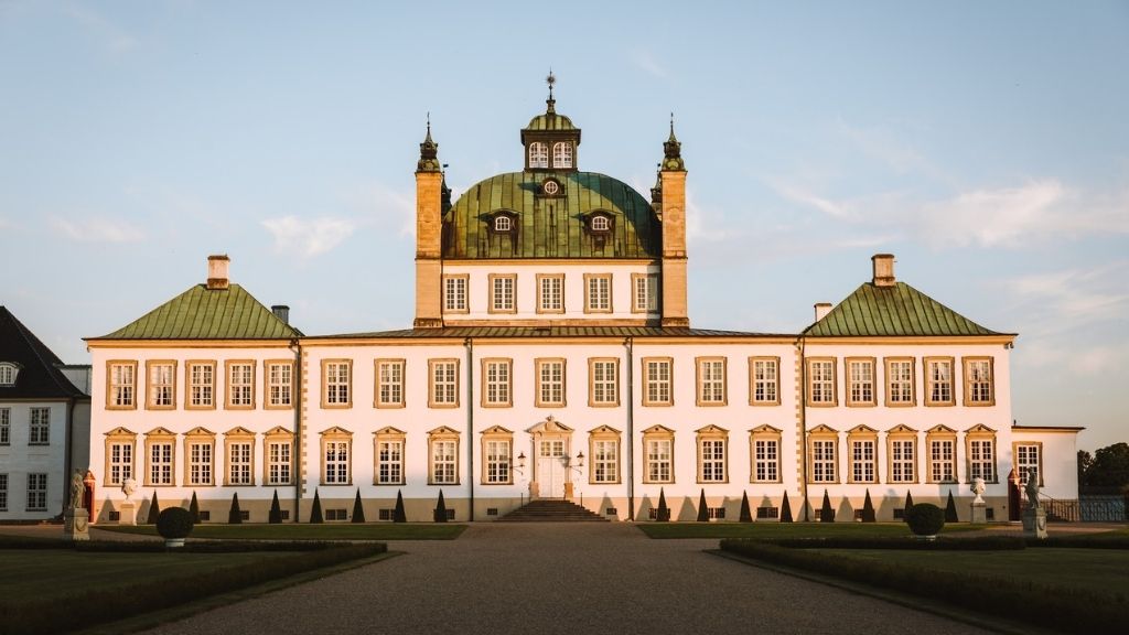 Visit Fredensborg Palace during the summer holidays - Guided tour of the Palace and the Palace Garden