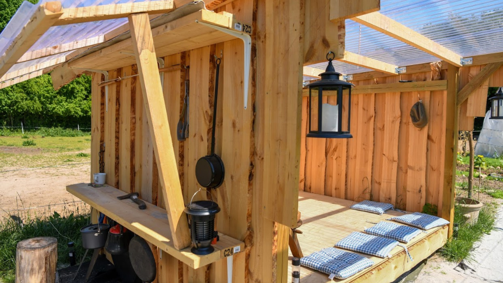 Sleep together with camels in Dronningmølle