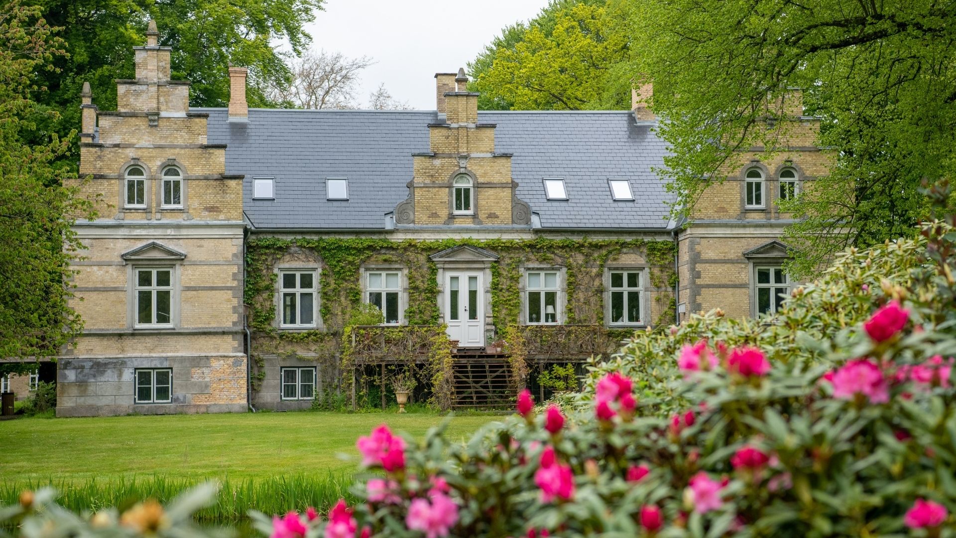 Nivå Walking Route - Rhododendrons and brickwork history