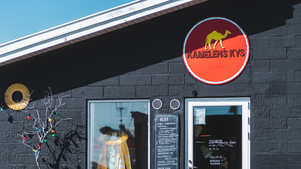 Kamelens Kys am Hafen von Hundested | Café, Events und Livemusik