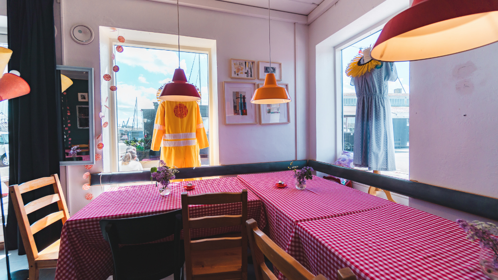 Kamelens Kys am Hafen von Hundested | Café, Events und Livemusik