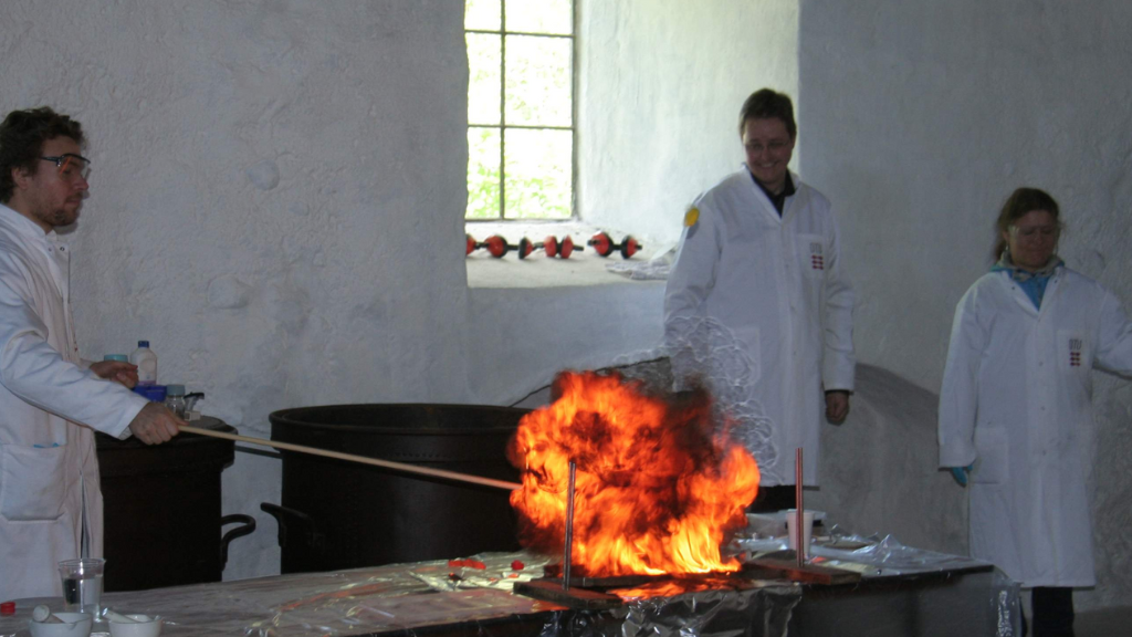 DTU ScienceShow at the Powder Works Museum - Explosive Entertainment