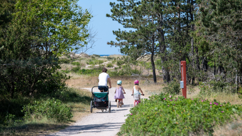 Familie på cykel på vej til stranden i Liseleje