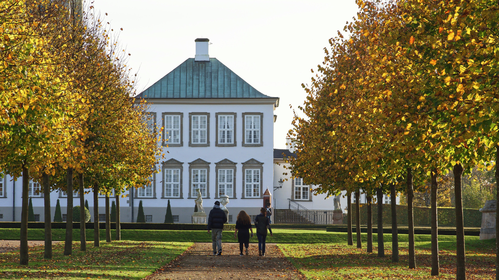 Step into the Fredensborg Palace Garden - a walk for everyone, both two- and four-legged adventurous souls