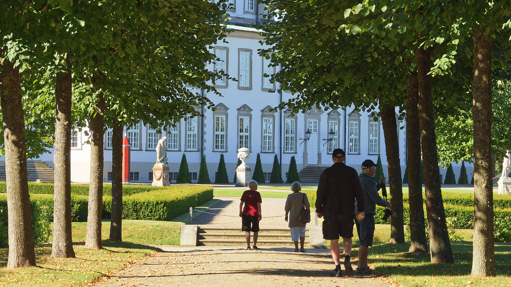 Step into the Fredensborg Palace Garden - a walk for everyone, both two- and four-legged adventurous souls