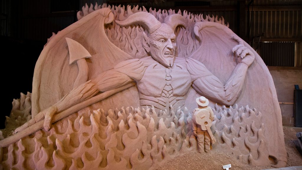 From May to October, Hundested Sand Sculpture Park once again fills the harbor in Hundested with beautiful sand artworks.