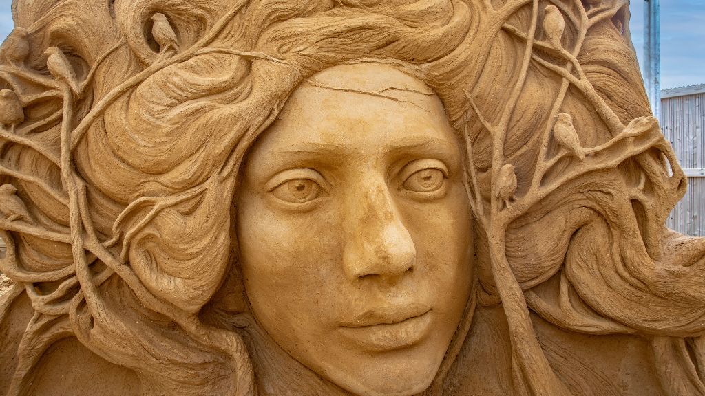 Hundested Sand Sculpture Park was started with the desire to create an attraction that can bring life to the local harbor.