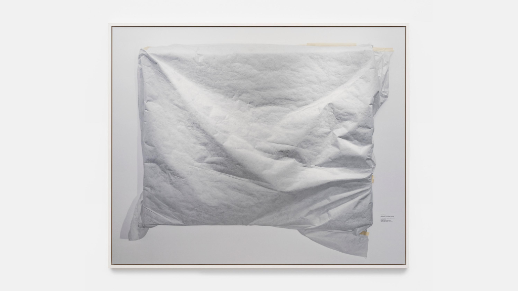 Ein weisses Tuch bedeckt eine Kunstfotografie.