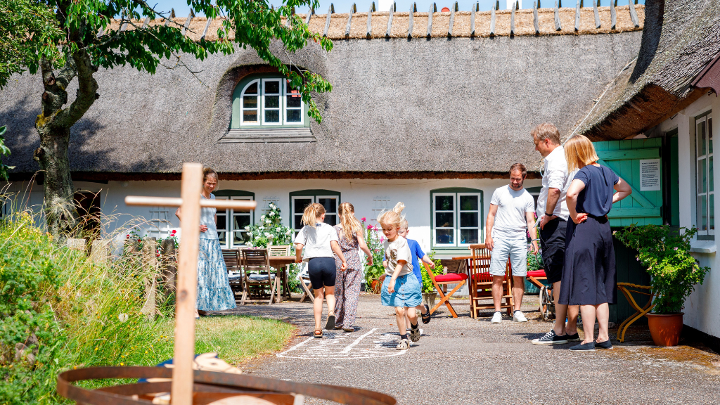 Børn leger i haven på Gilleleje Museum