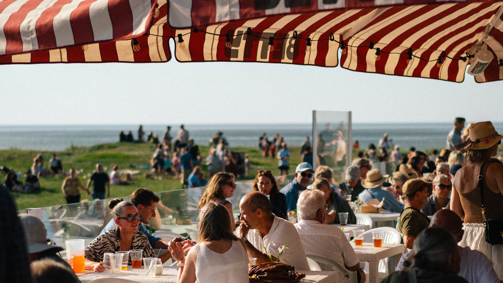 People are eating outside at Betty Gilleleje