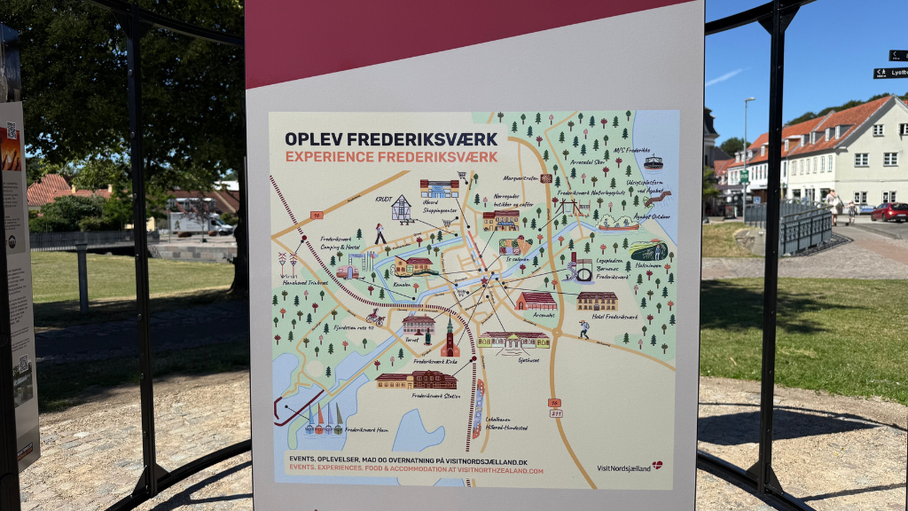 Informationstafel mit Karte von Frederiksværk