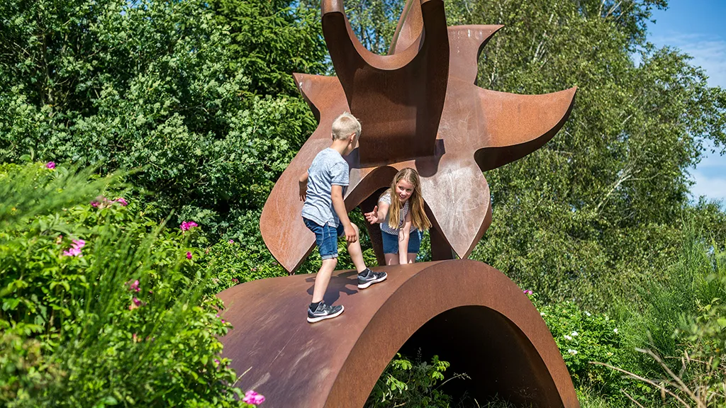 Skulpturpark Billund - Children chattering on sculpture