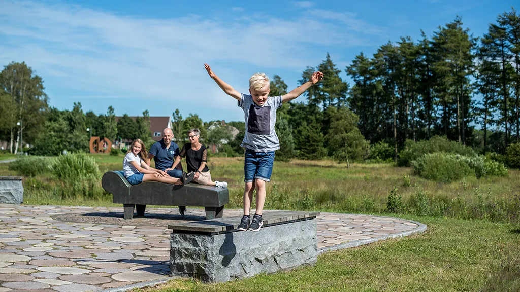 Skulpturpark Billund - Children chattering on sculpture