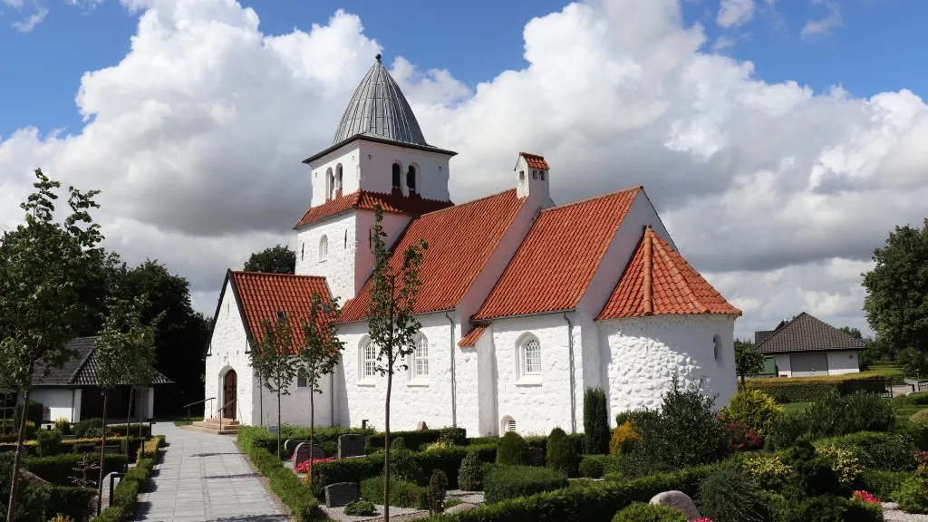 Skjoldbjerg church - Picture from the side of the church