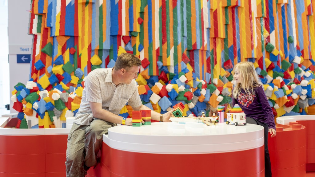 © LEGO® House _ Play with Lego blocks _ red zone