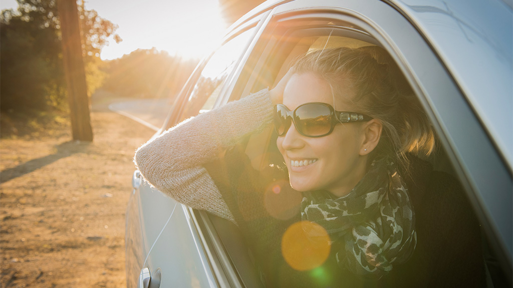 Hertz car rental - Woman sunglasses head out of car