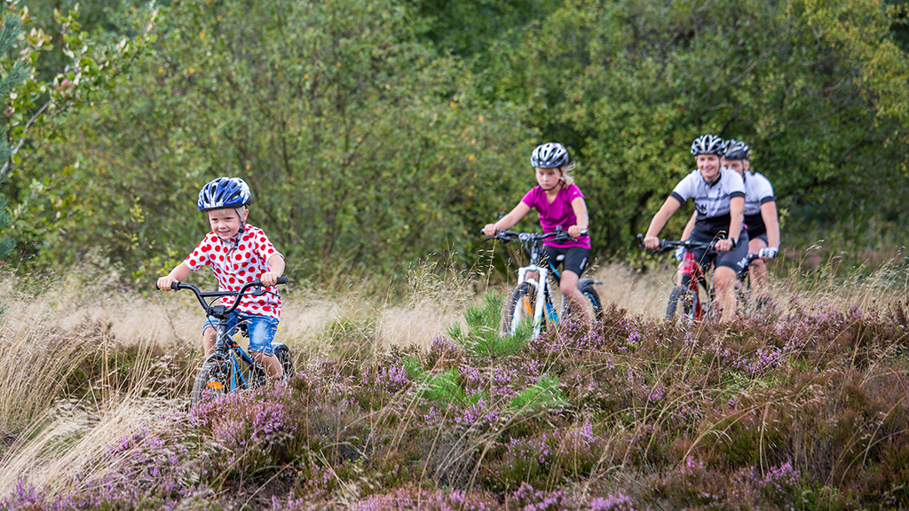 Grene Sande mountain bike route - Family on mountain bike