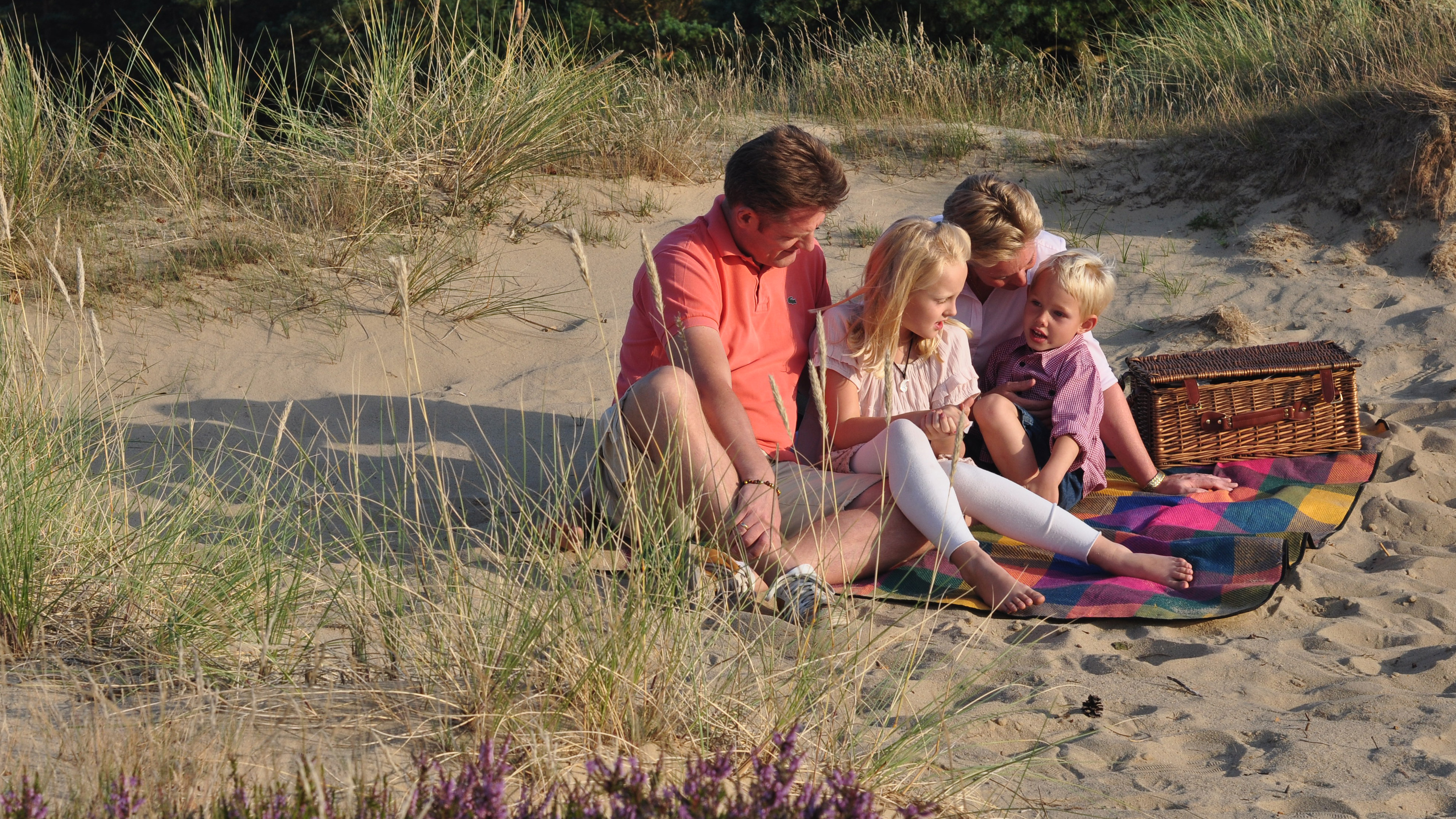Hiking in Grene Sande - Family on a picnic