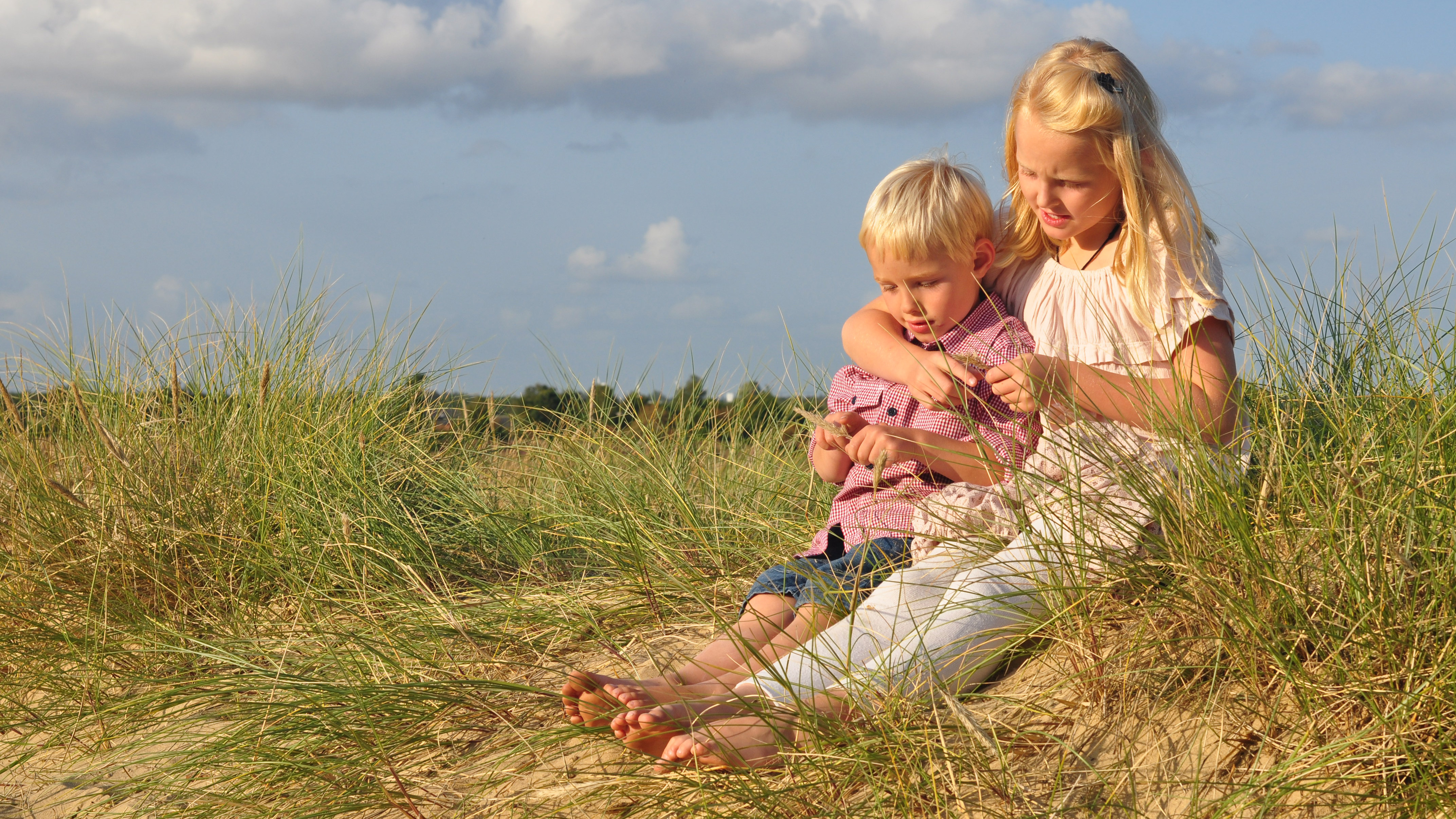 Hiking in Grene Sande - Siblings enjoying themselves on the sandbank