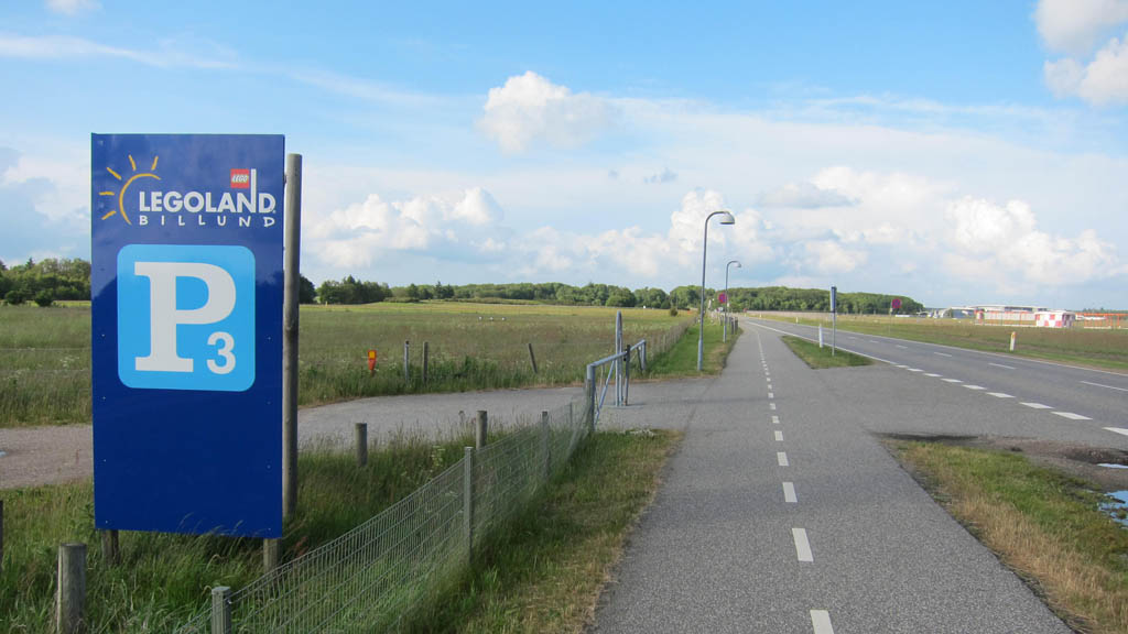 Cycle route: Nature route - Image of parking sign at Legoland