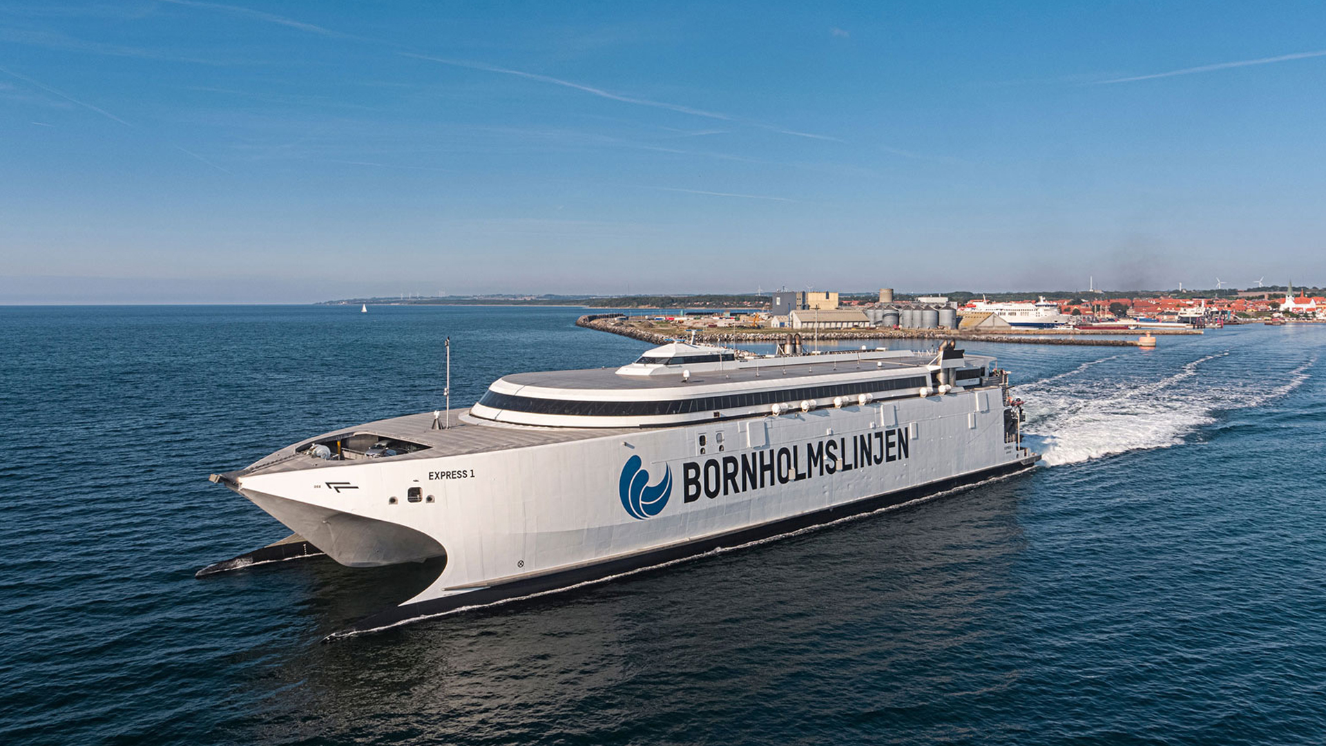 Express 1 sejler fra havn