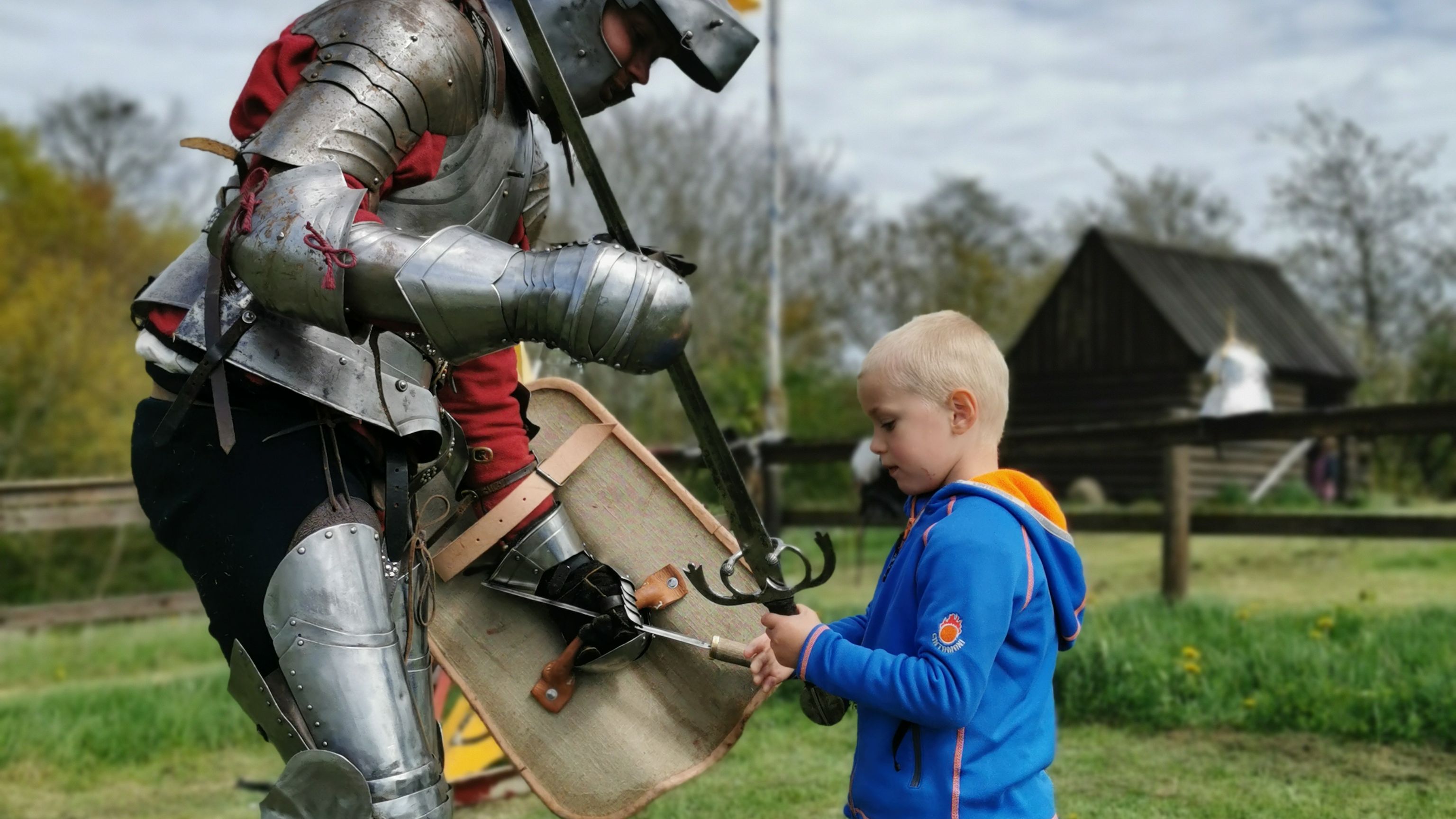 Dreng og ridder med sværd - Bornholms Middelaldercenter
