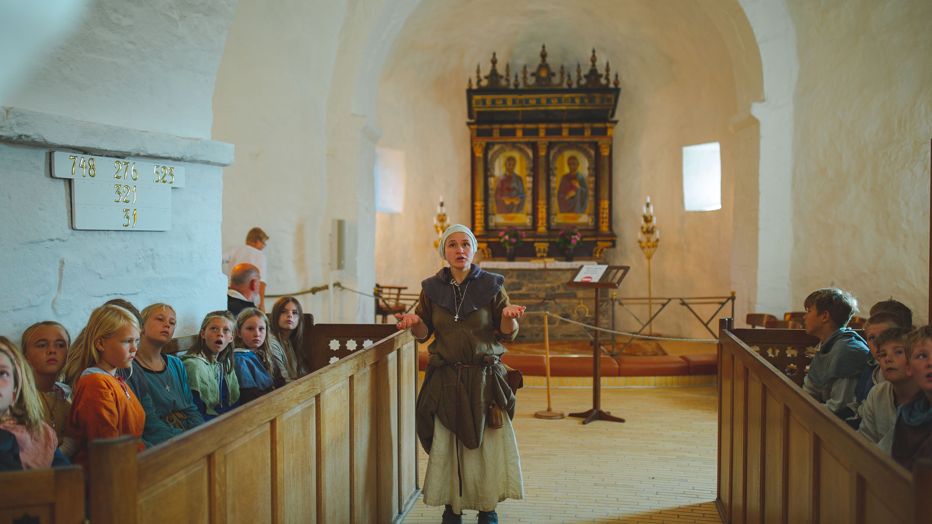 Historisk formidling til skoleklasse i Østerlars Rundkirke med Bornholms Middelaldercenter