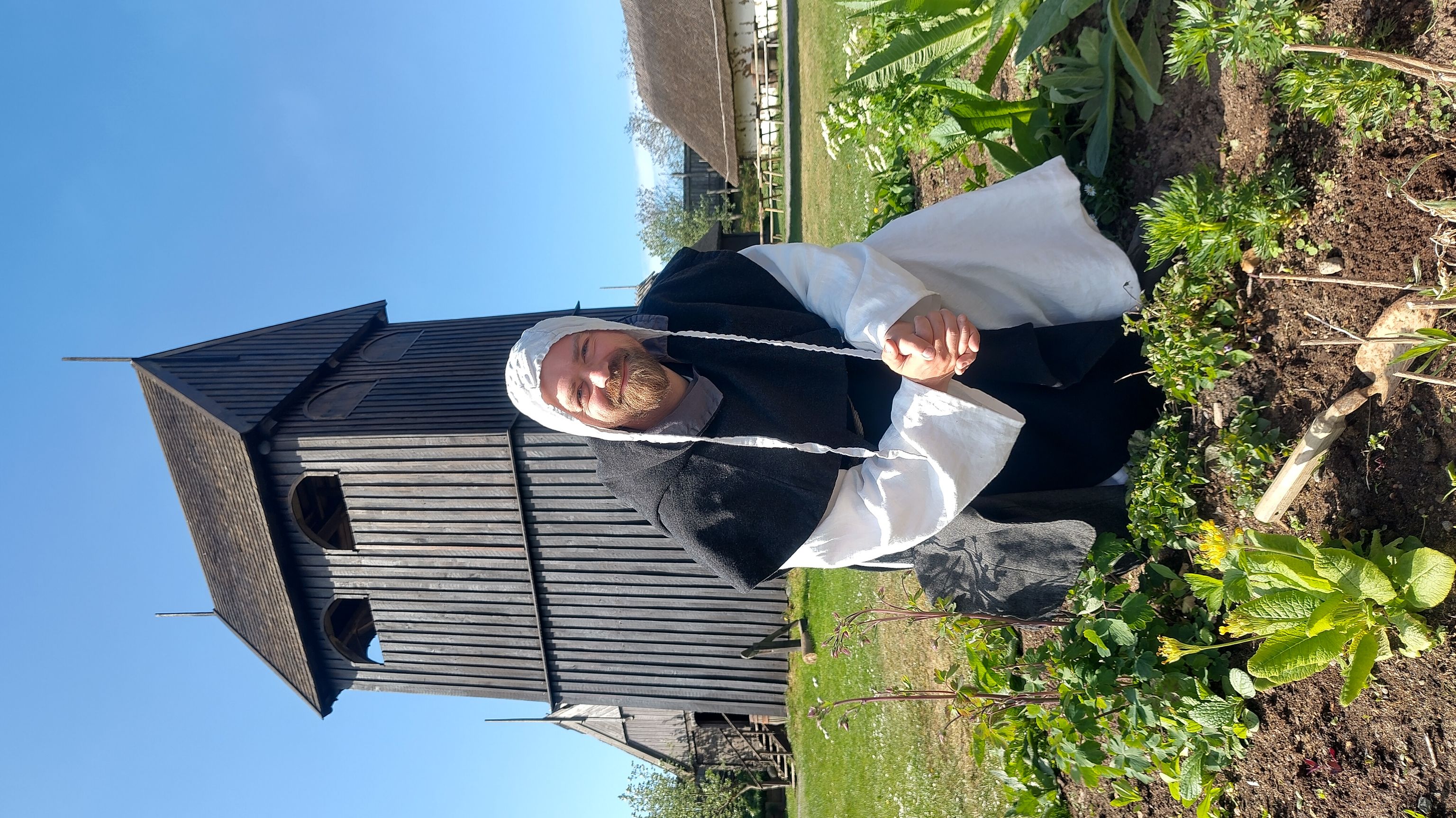 Munken i urtehaven med de helbredende urter på Bornholms Middelaldercenter