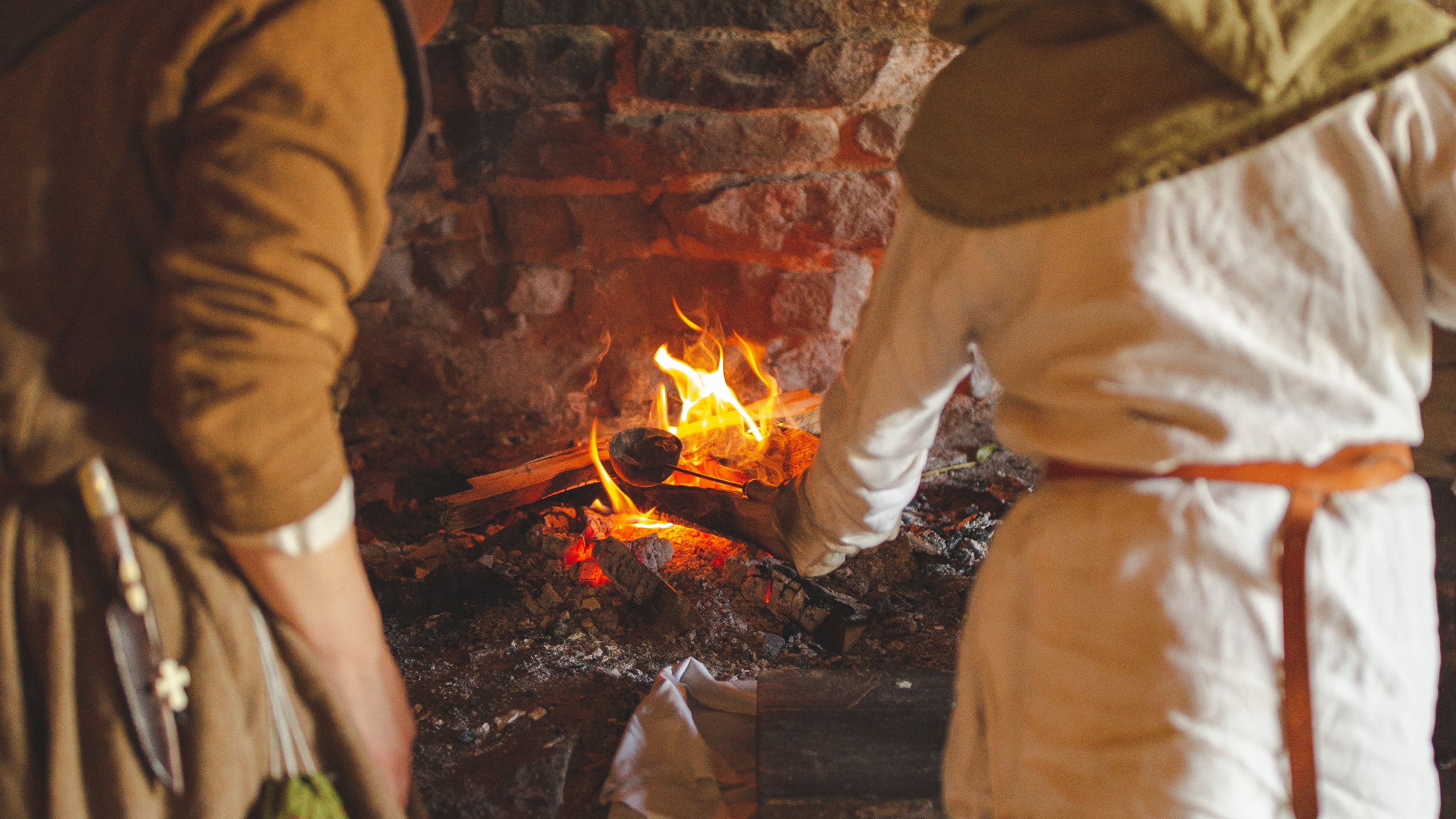 Tinstøbning ved bål - Bornholms Middelaldercenter