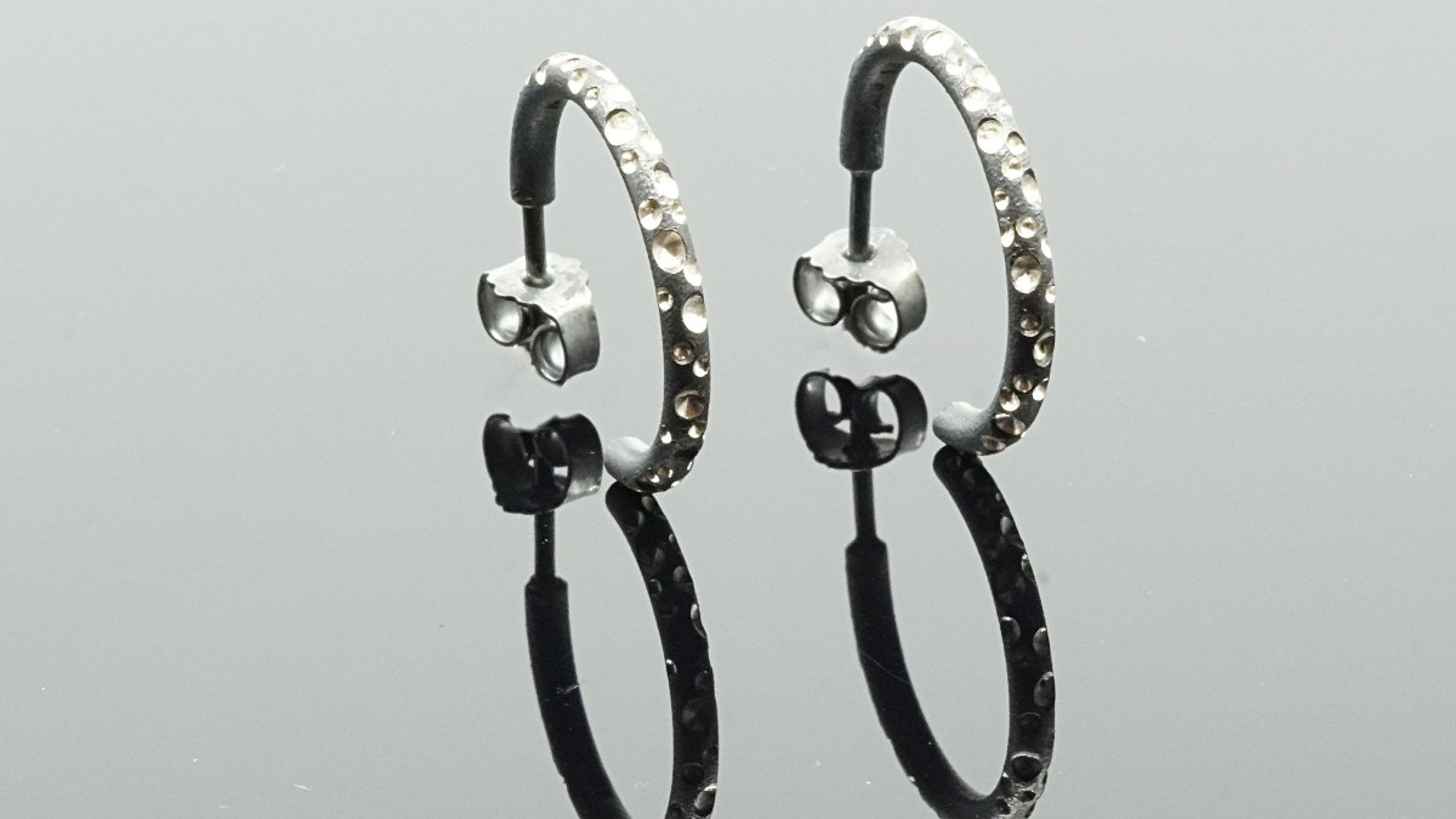 Cosmos ørehængere i 14 karat guld