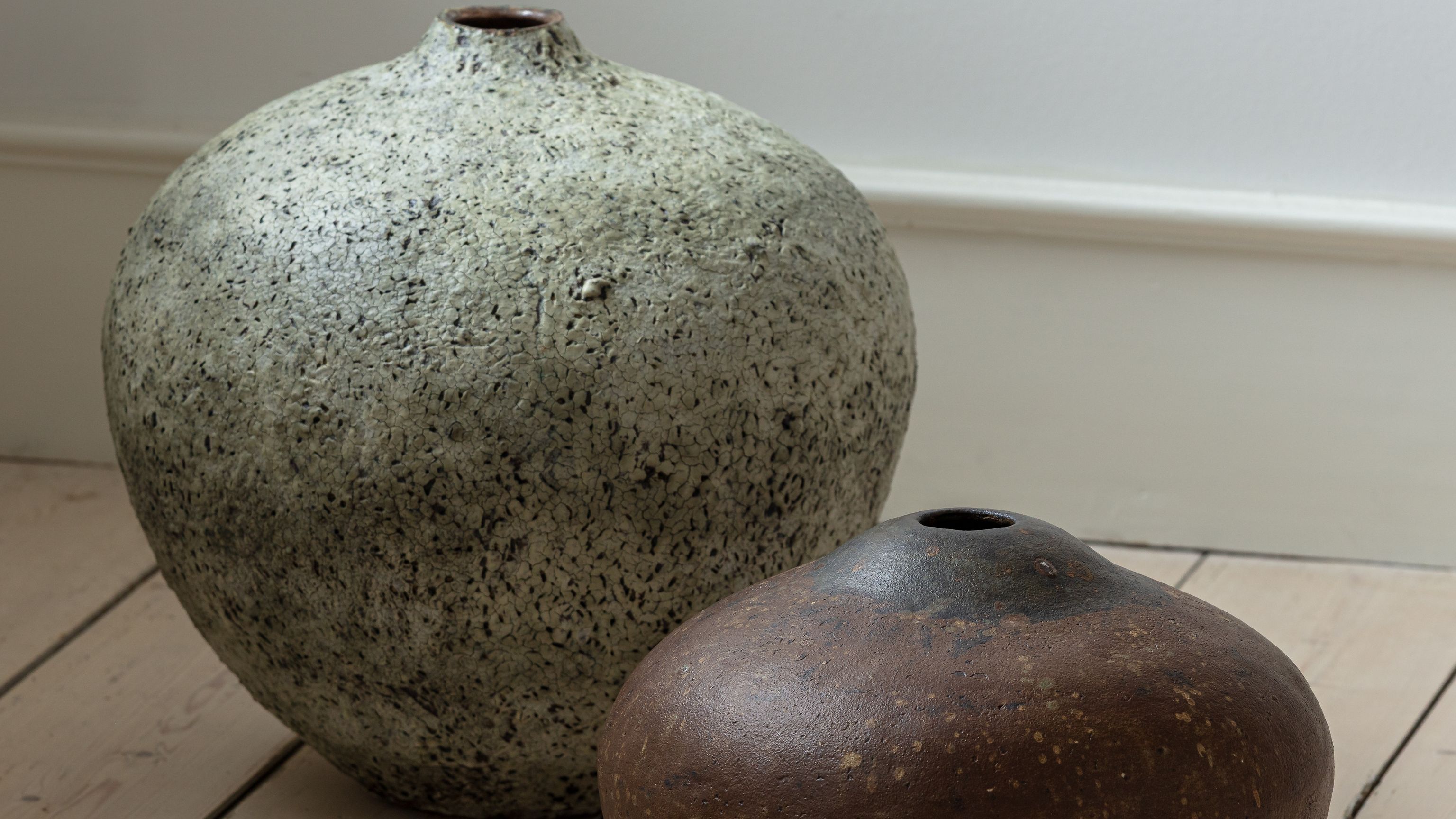 Modellerede krukker, Eva Brandt