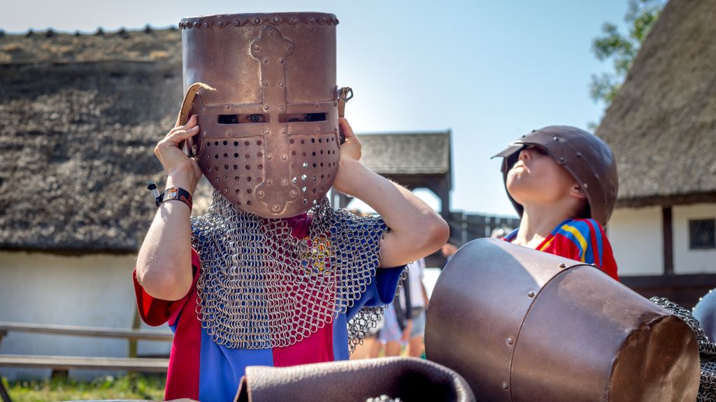 Prøv en ridderhjelm - Bornholms Middelaldercenter