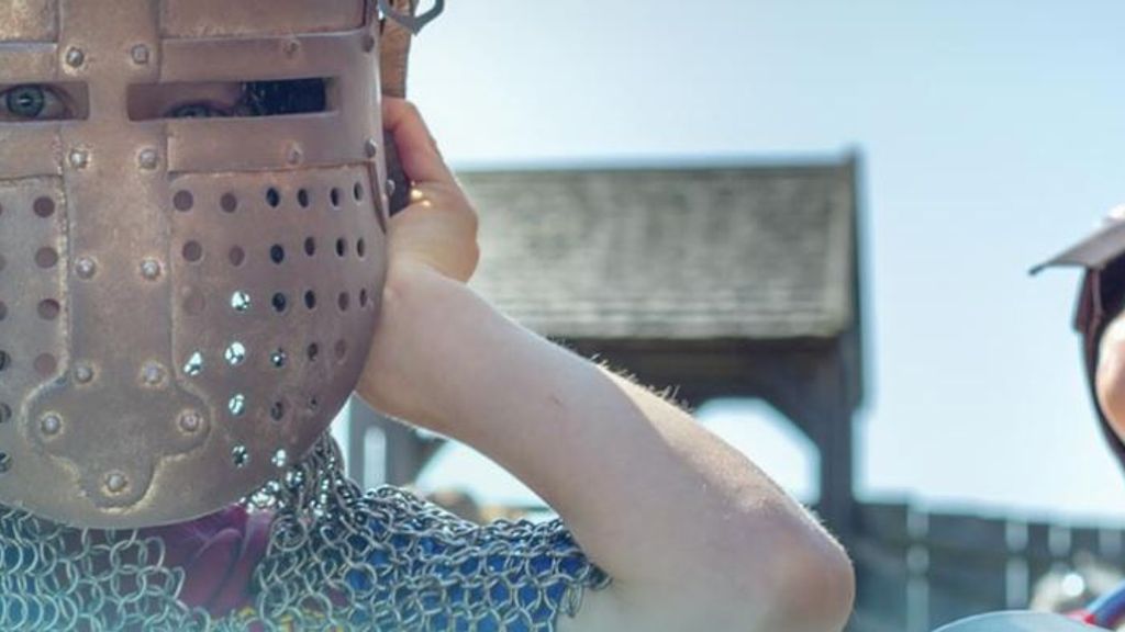 Prøv en ridderhjelm - Bornholms Middelaldercenter