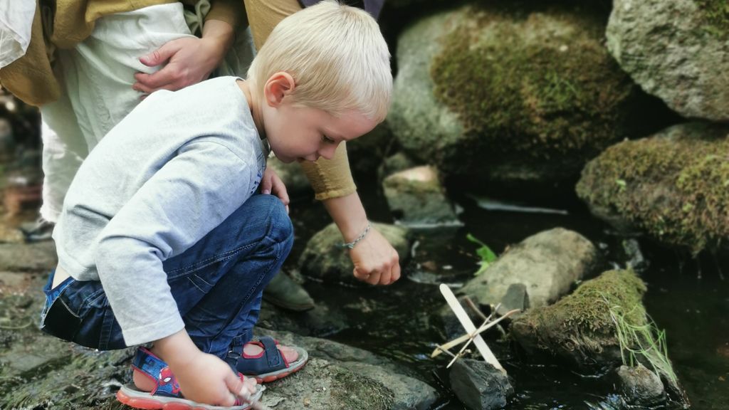 Lege med vandmøller i åen - Bornholms Middelaldercenter