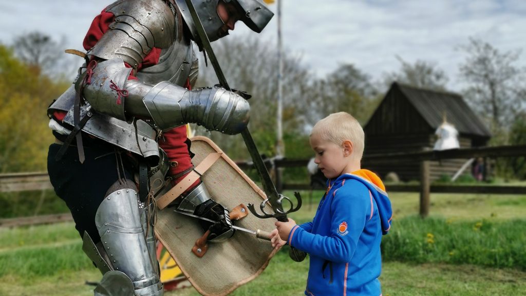 Dreng og ridder med sværd - Bornholms Middelaldercenter