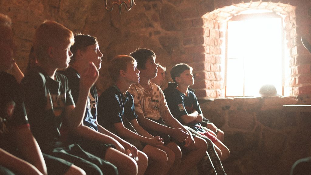 Skoleklasse i Smørkælderen på Hammershus - Bornholms Middelaldercenter