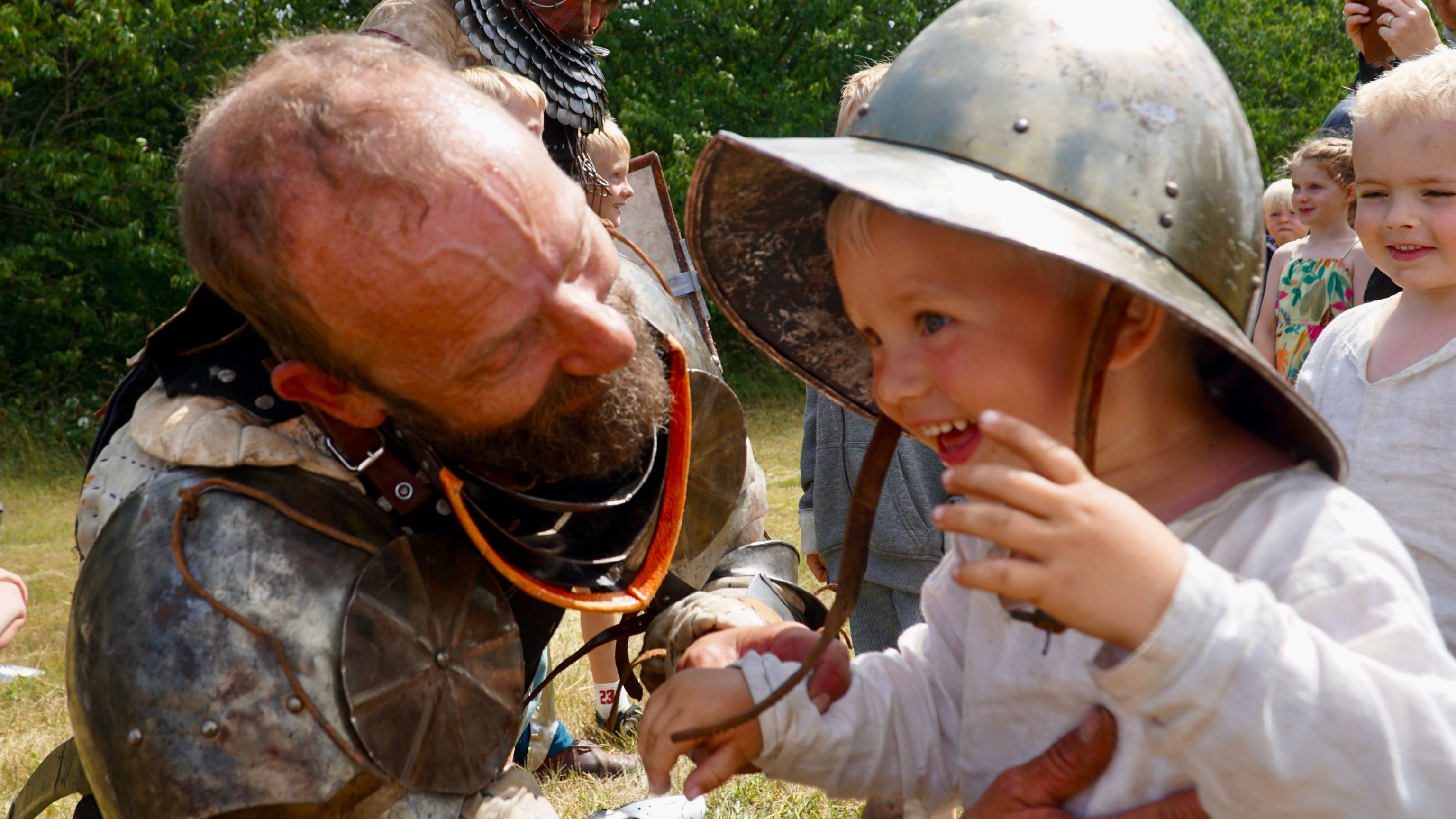 Dreng prøver ridderhjelm