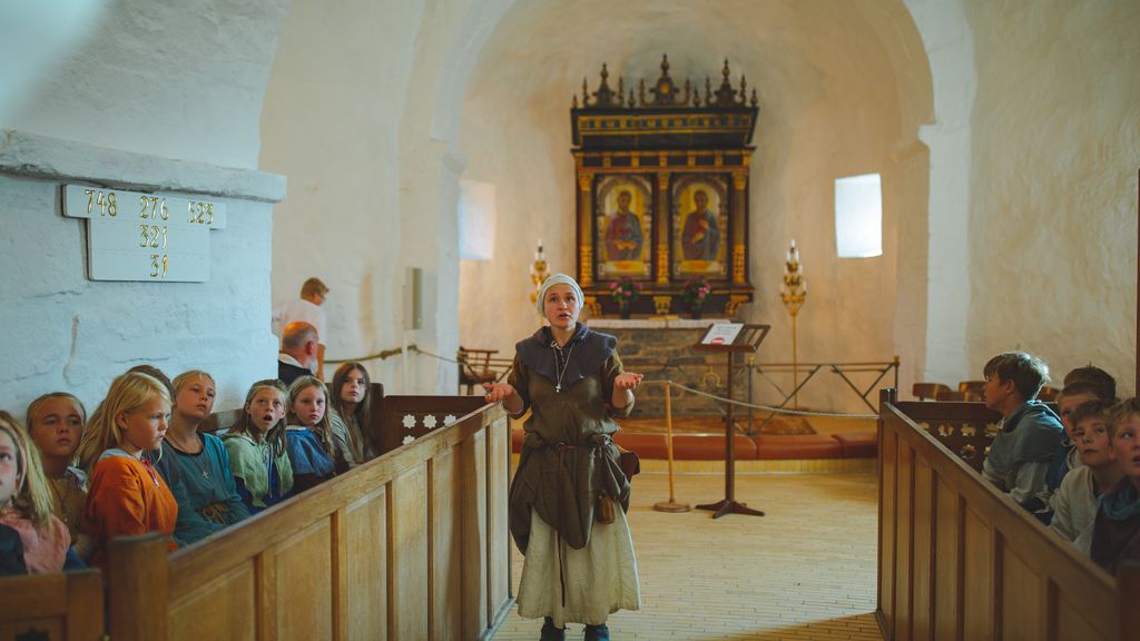 Historisk formidling til skoleklasse i Østerlars Rundkirke med Bornholms Middelaldercenter