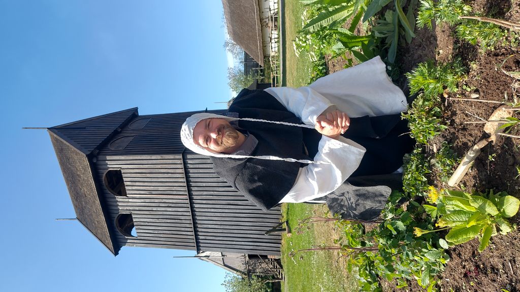 Munken i urtehaven med de helbredende urter på Bornholms Middelaldercenter