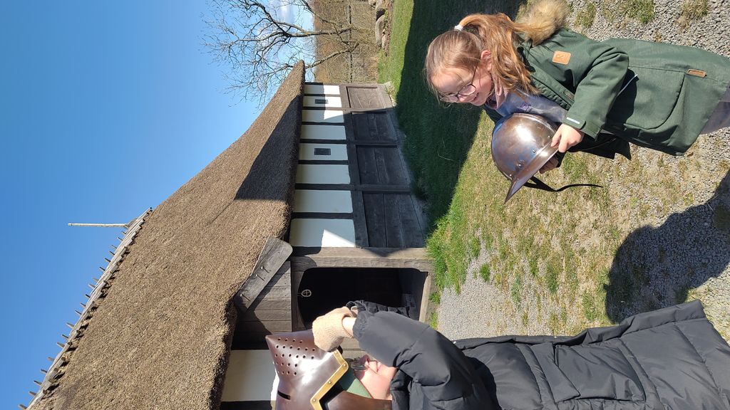 Piger prøver ridderhjelme