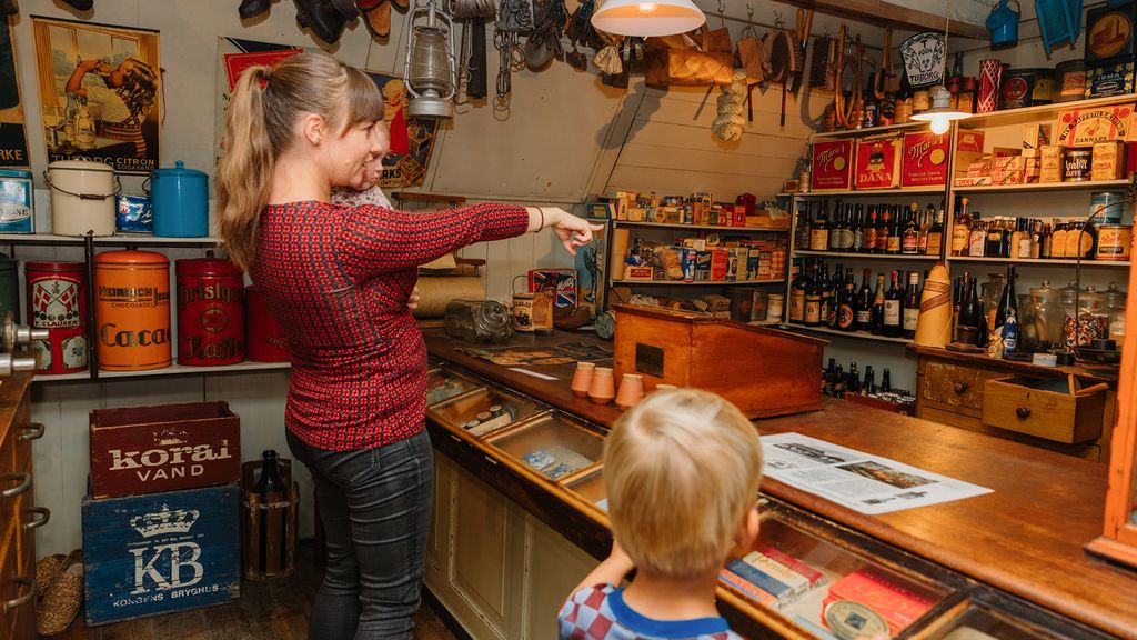 Museets købmandsbutik er bygget op af dele fra forskellige gamle købmandsbutikker, som blev nedlagt i 1970'erne.  Her vejede købmanden selv en stor del af varerne af, samtidig med at 'moderne', færdigpakkede varer så småt var begyndt at komme frem.