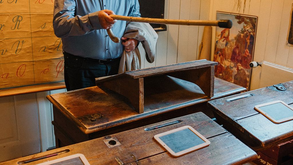 På museets øverste etage bliver du ført tilbage til børnenes Bornholm i gamle dage med en skolestue og en legetøjssamling
