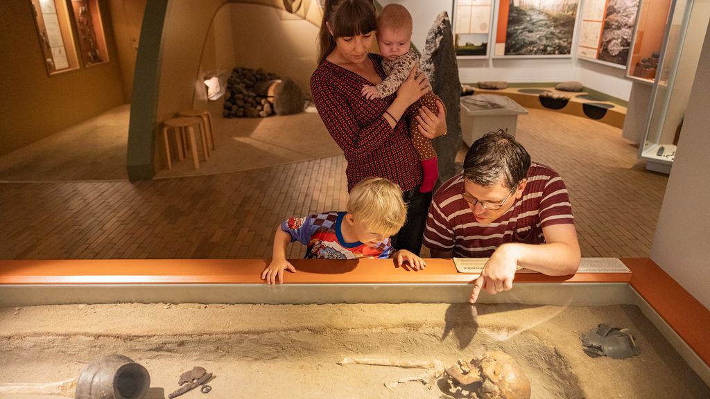 Krigergraven (grav 520) fra Slusegård i Pedersker er fra ældre romersk jernalder (ca. 100 e. Kr.) og kan ses på Bornholms Museum