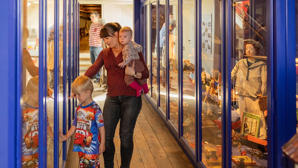 På museets øverste etage bliver du ført tilbage til børnenes Bornholm i gamle dage med en skolestue og en legetøjssamling