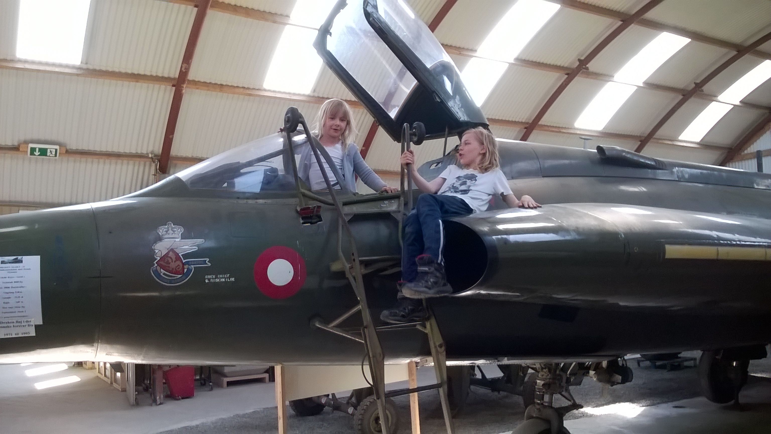 Draken jetfly med børn i cockpittet
